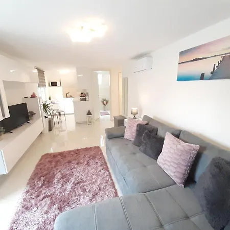 Adrien Studio Medencehasznalattal Apartment
